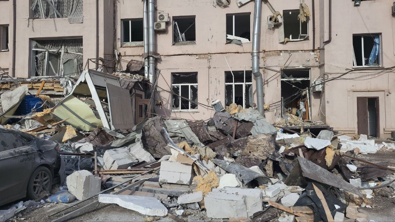 Балістична атака Росії по готелю у Кривому Розі: кількість жертв зросла, десятки людей поранені. Фото й відео