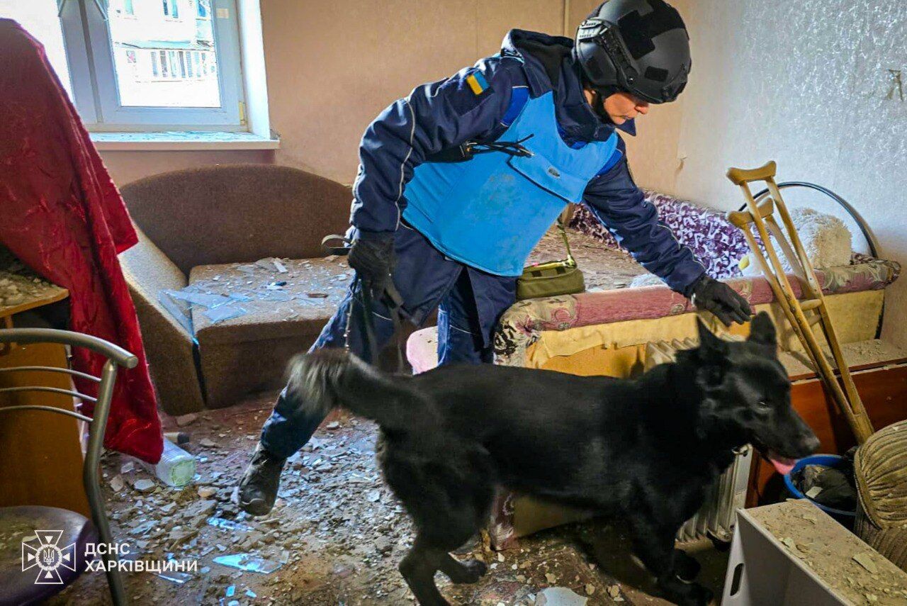 Окупанти завдали удару по підприємству в Харкові: виникла пожежа, з-під завалів врятували жінку. Фото і відео