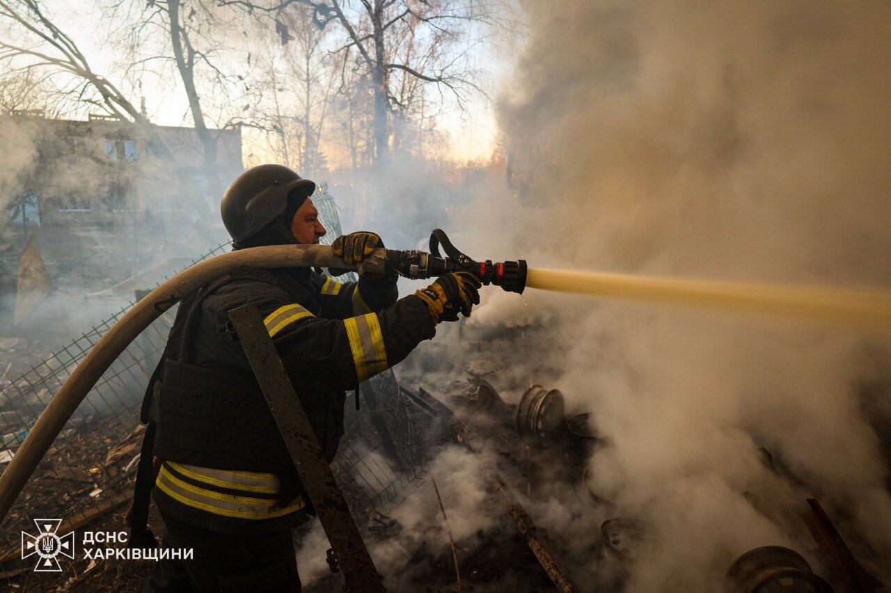 Окупанти завдали удару по підприємству в Харкові: виникла пожежа, з-під завалів врятували жінку. Фото і відео