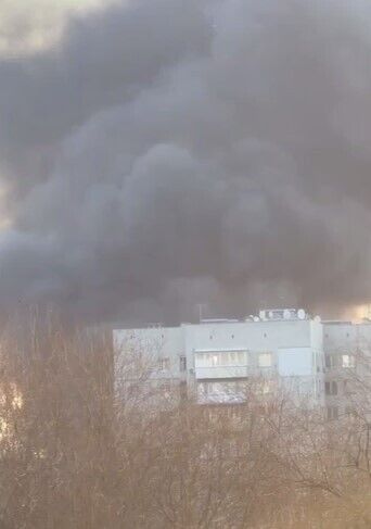 Окупанти завдали удару по підприємству в Харкові: виникла пожежа, з-під завалів врятували жінку. Фото і відео