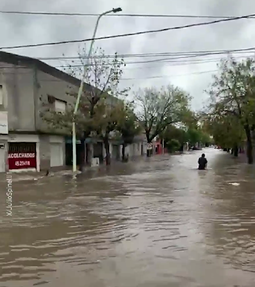 Зруйновано мости і дороги: в Аргентині внаслідок повені загинули щонайменше 10 осіб. Фото і відео 