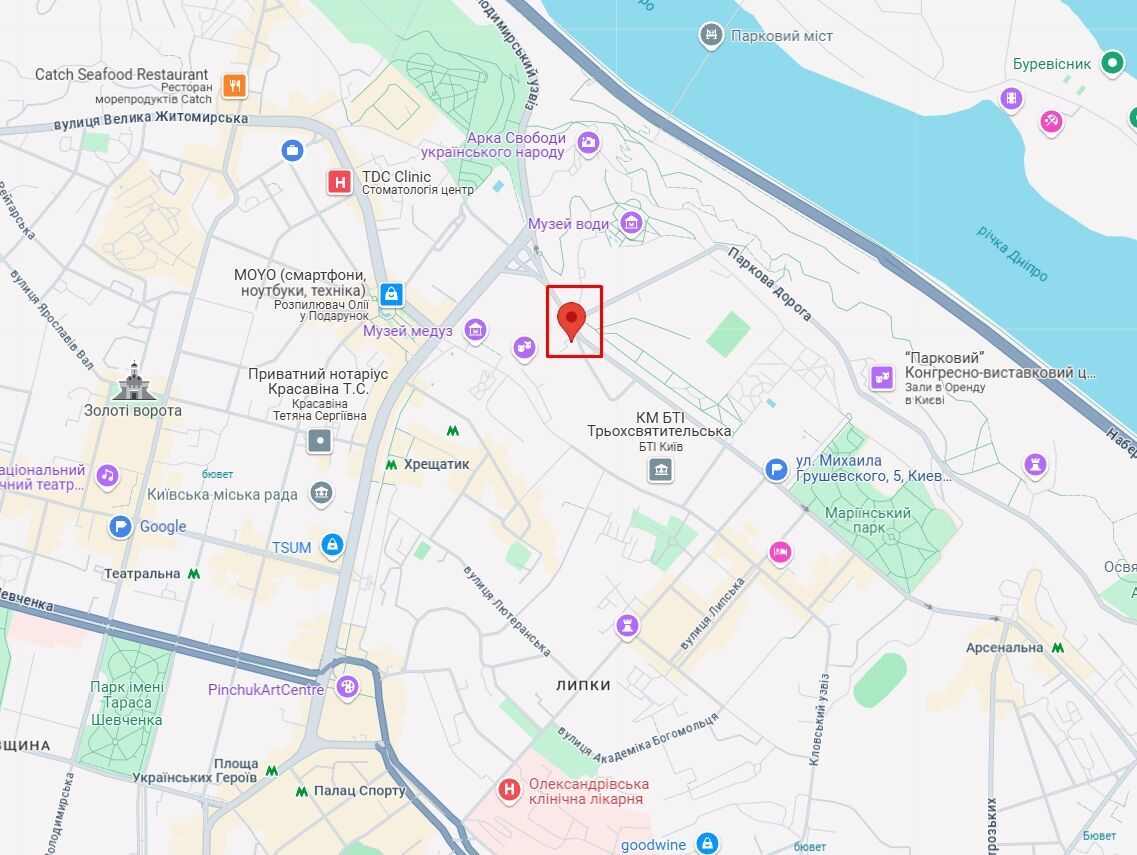 В центре Киева на Печерске под асфальт провалилось три автомобиля. Подробности и фото