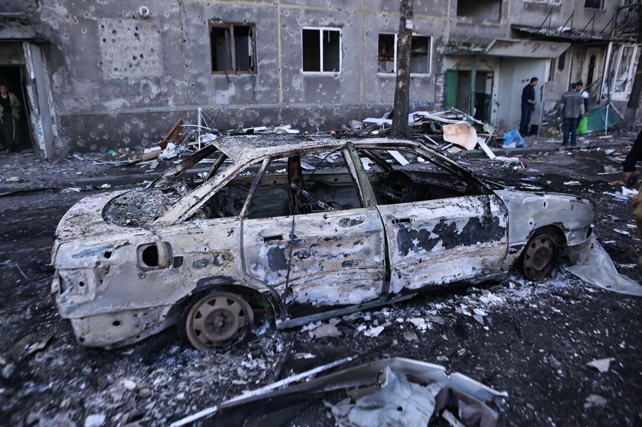  Зруйновані вщент будинки та згорілі авто: з'явилися нові фото з місця удару РФ по Добропіллю