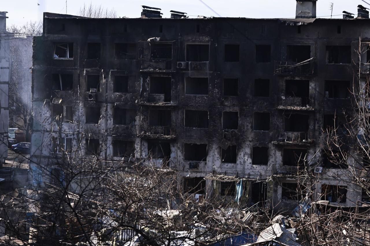  Зруйновані вщент будинки та згорілі авто: з'явилися нові фото з місця удару РФ по Добропіллю