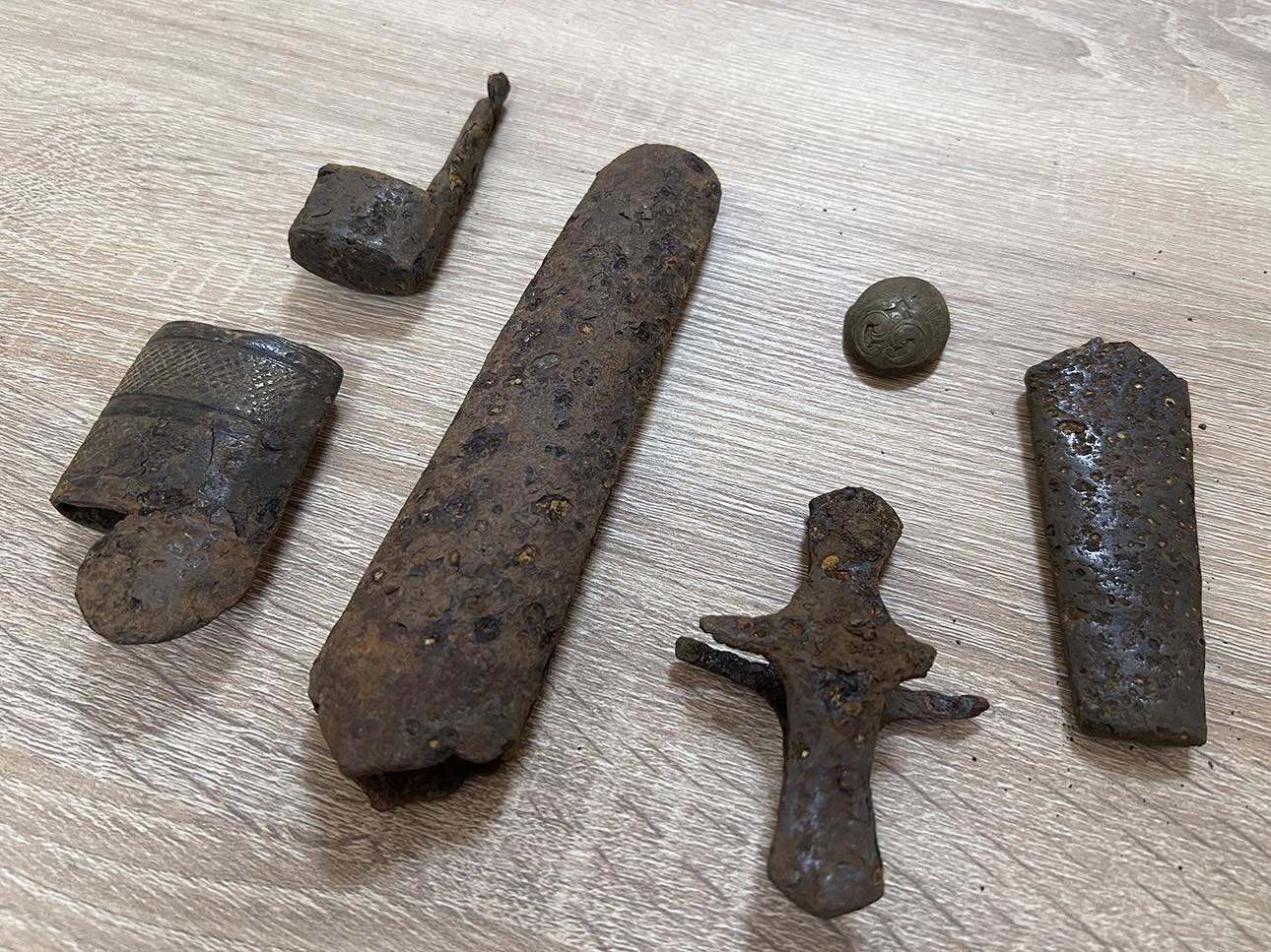 Из Украины пытались вывезти средневековые артефакты под видом запчастей к сельхозтехнике. Фото и подробности