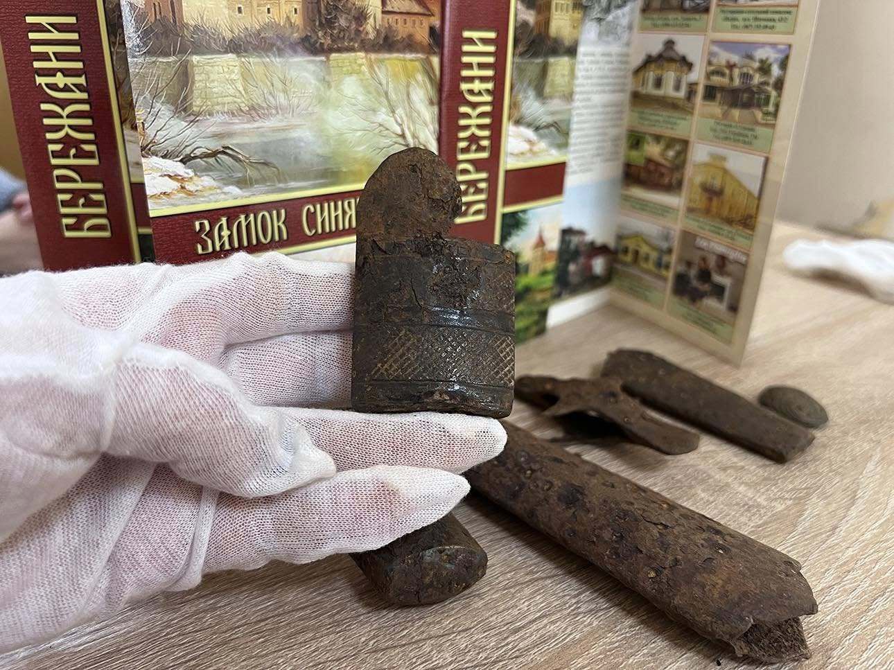 Из Украины пытались вывезти средневековые артефакты под видом запчастей к сельхозтехнике. Фото и подробности