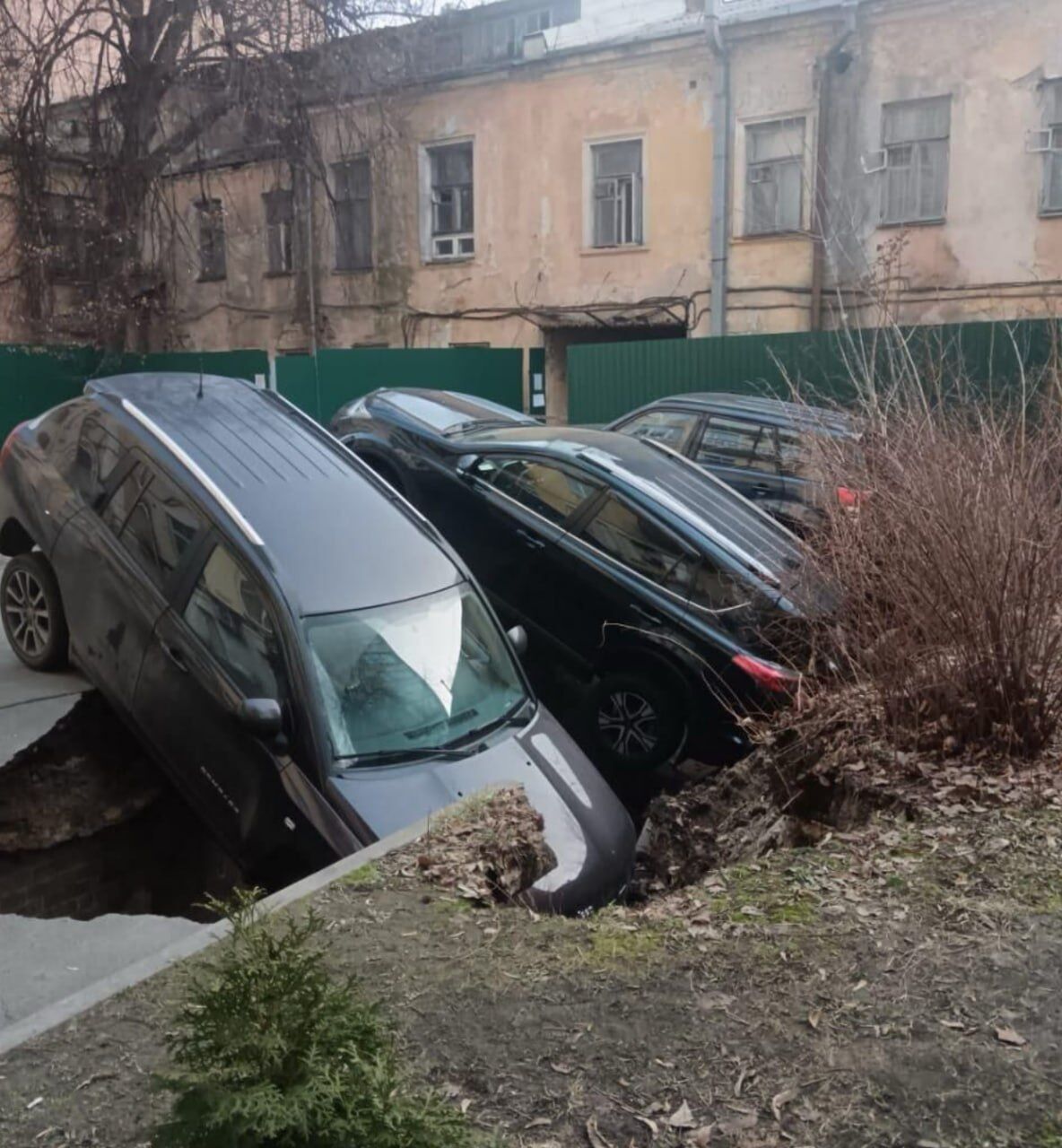 У центрі Києва на Печерську під асфальт провалилось три авто. Подробиці та фото