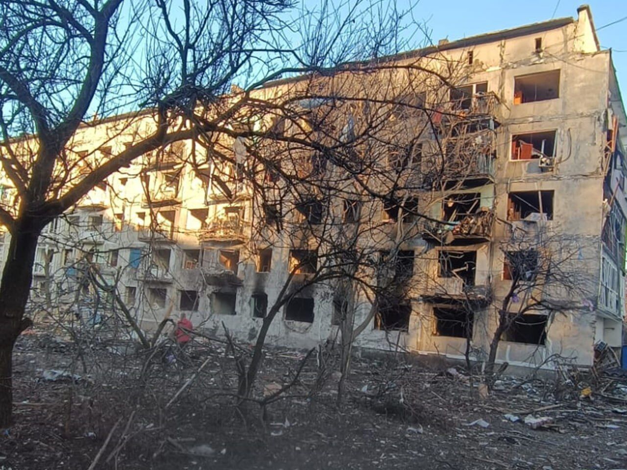 Росіяни завдали удару по житловому сектору Добропілля: 11 людей загинули, 40 поранених. Фото