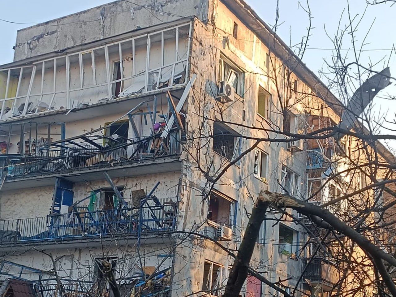 Росіяни завдали удару по житловому сектору Добропілля: 11 людей загинули, 40 поранених. Фото