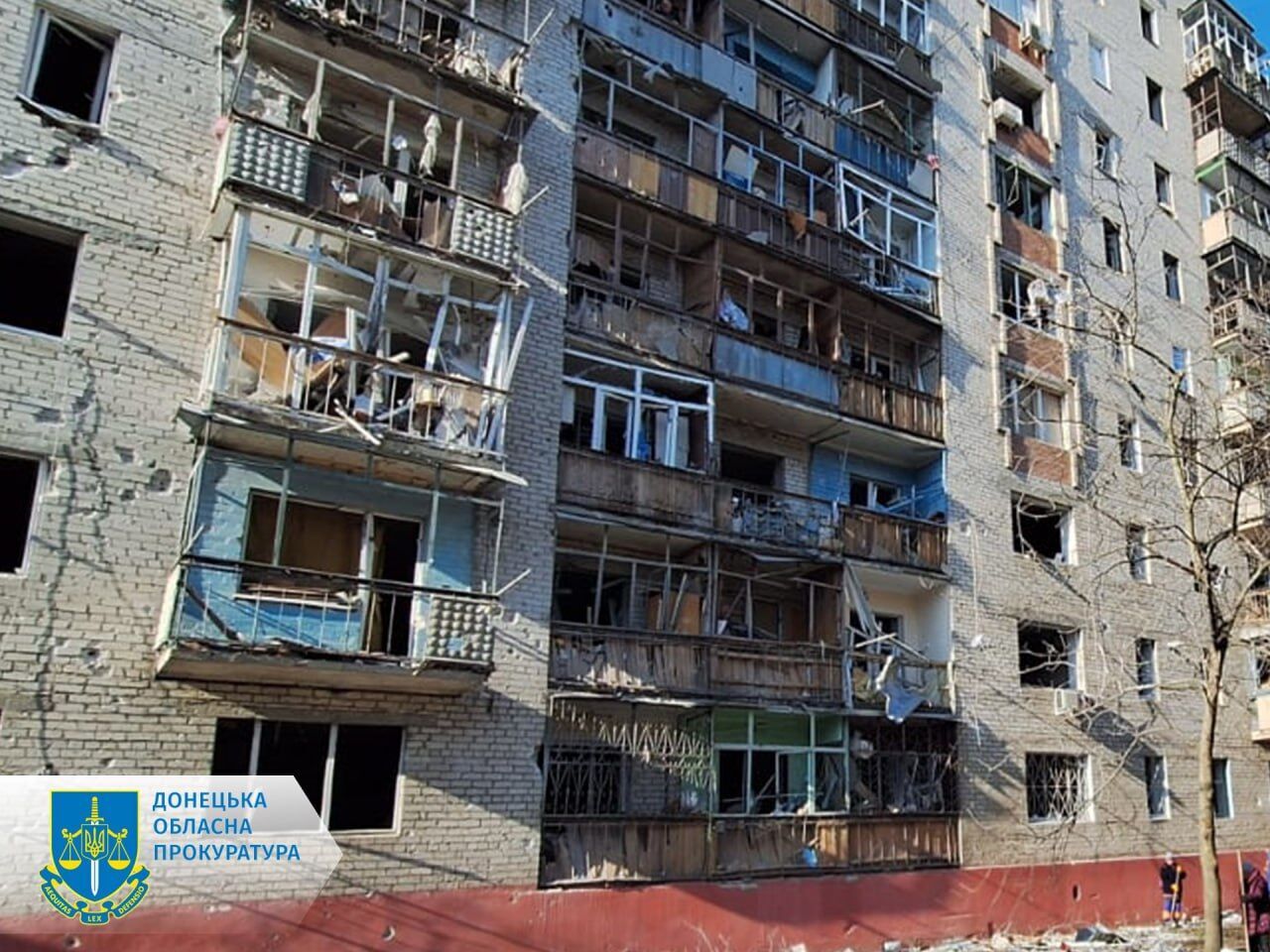 Росіяни обстріляли Дружківку: пошкоджено багатоповерхівки та кафе, серед поранених є діти. Фото і відео