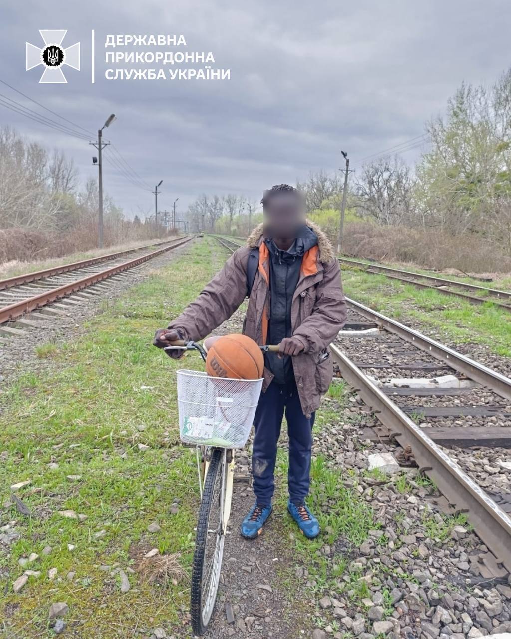 Через колії на велосипеді: прикордонники затримали громадянина Сенегалу, який незаконно перетнув кордон України. Фото