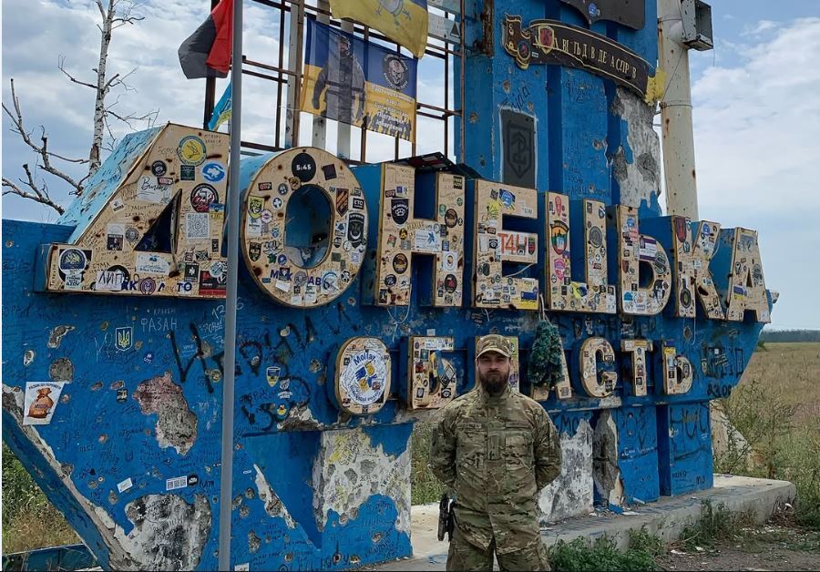 "Разговаривать на русском – это ее выбор умереть". Актер-воин Даниил Мирешкин прокомментировал громкий скандал с Ларисой Кадочниковой