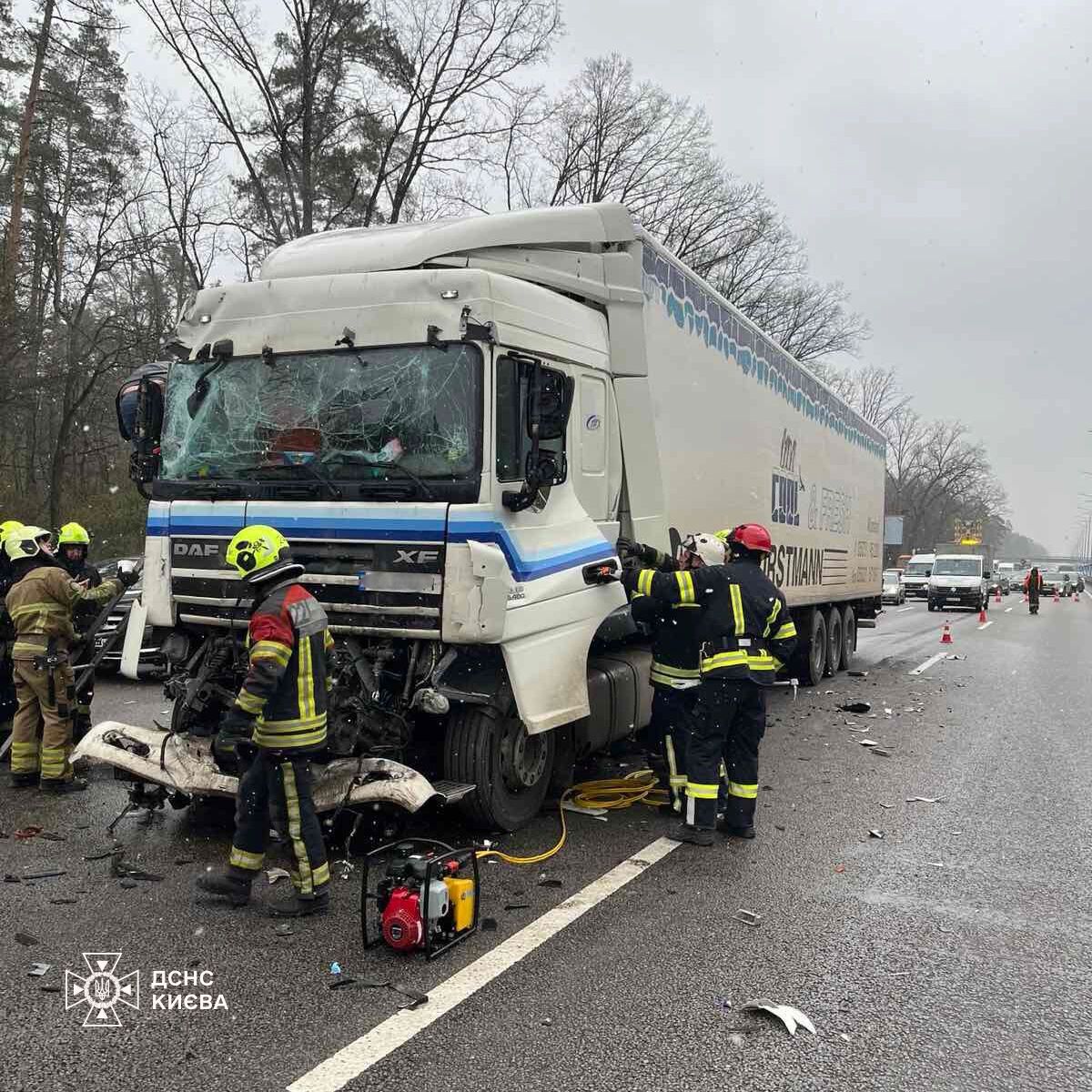 В Киеве столкнулись два грузовика: пострадавшего из кабины доставали спасатели. Фото и видео