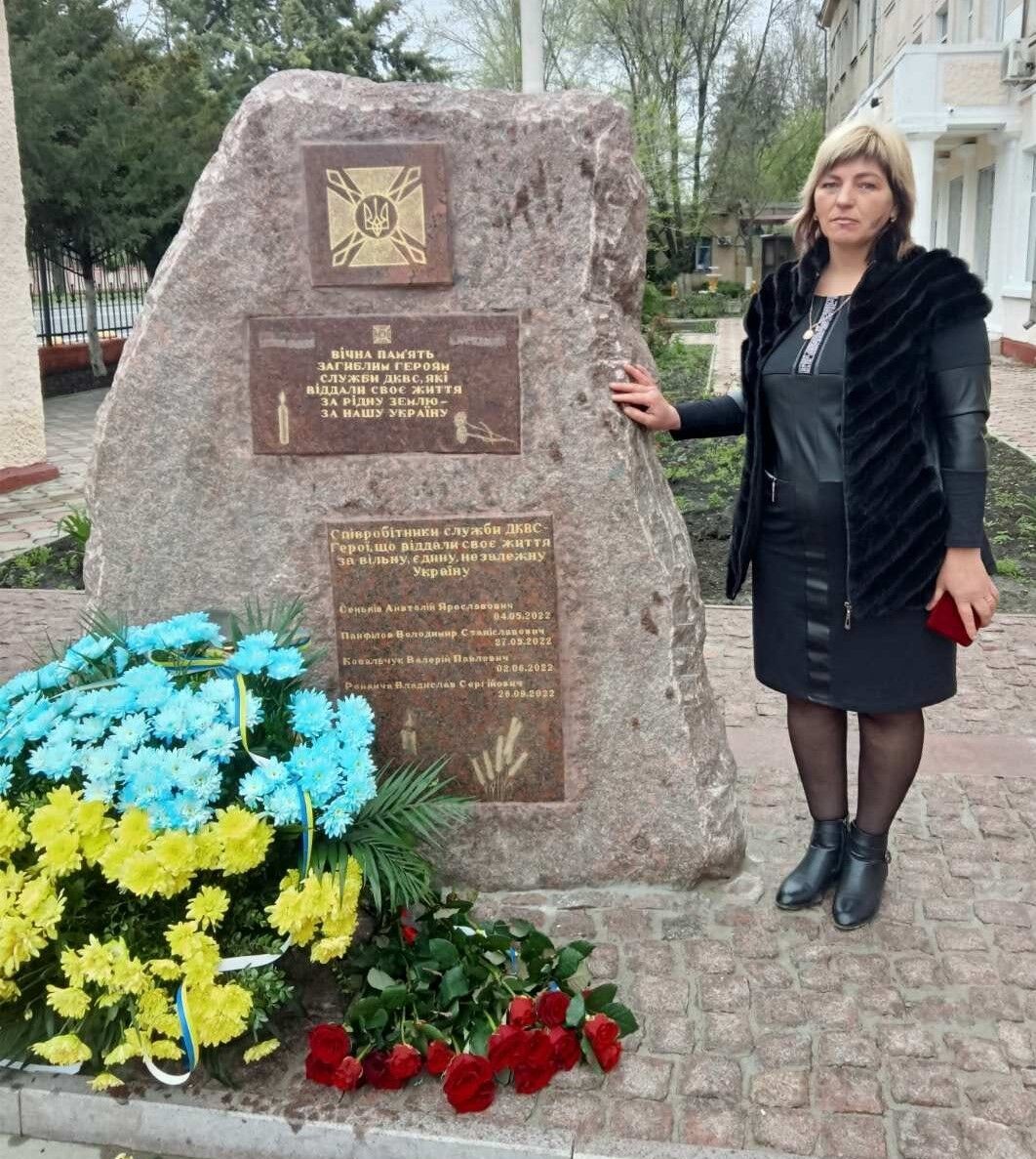 Имел бронь, но пошел добровольцем на войну: в память о погибшем муже жена восстановила стадион в его родном селе. Фото