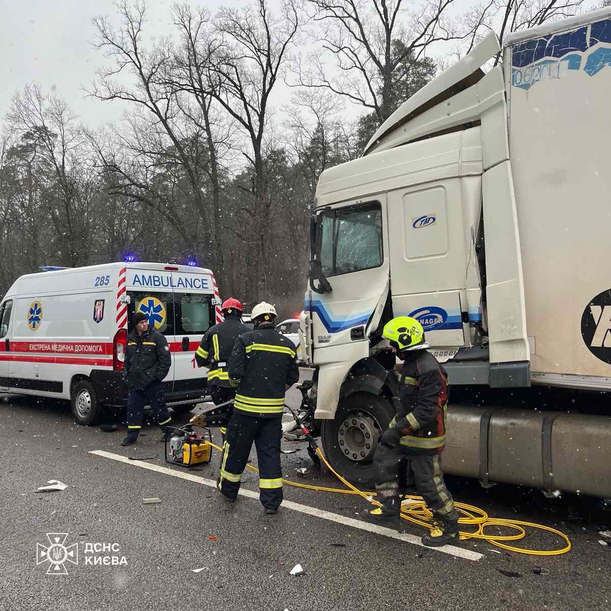 В Киеве столкнулись два грузовика: пострадавшего из кабины доставали спасатели. Фото и видео