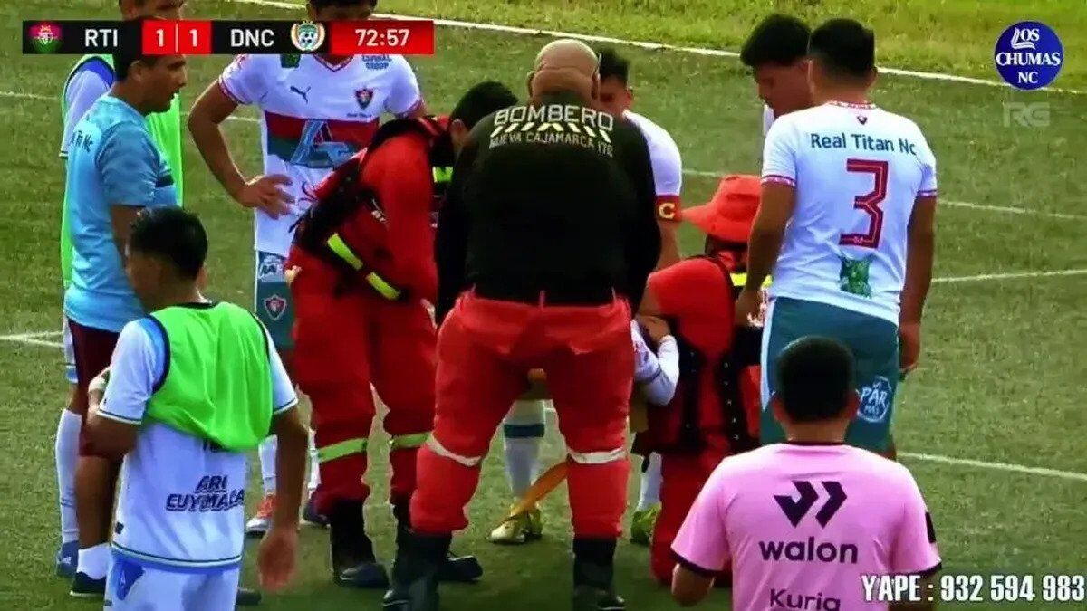 Футболіст зіткнувся з голкіпером та помер від розриву артерії. Момент потрапив на відео