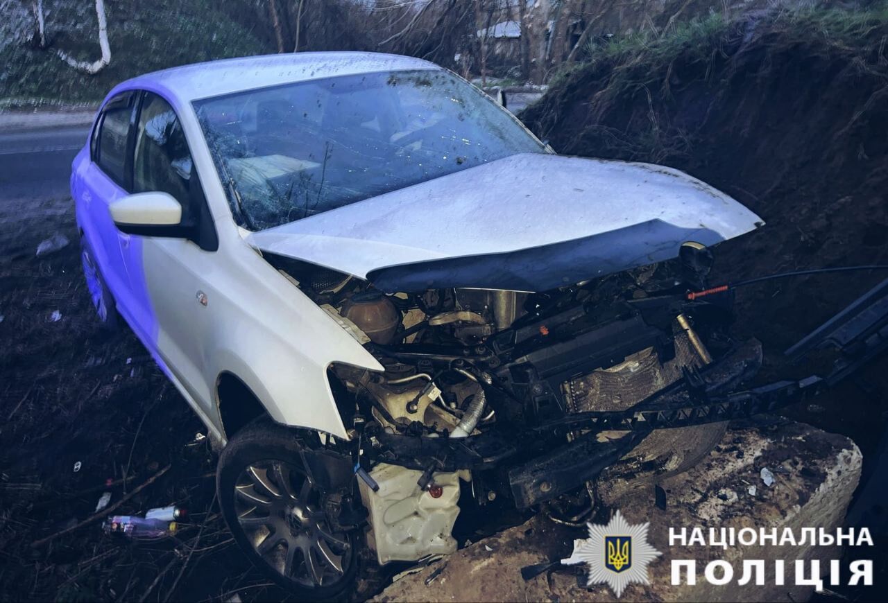 Под Киевом легковушка на скорости влетела в бетонные блоки: есть пострадавшие. Подробности и фото