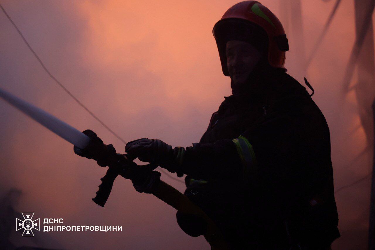Росія вдарила по Дніпру балістикою, загинула людина, є руйнування та постраждалі. Фото