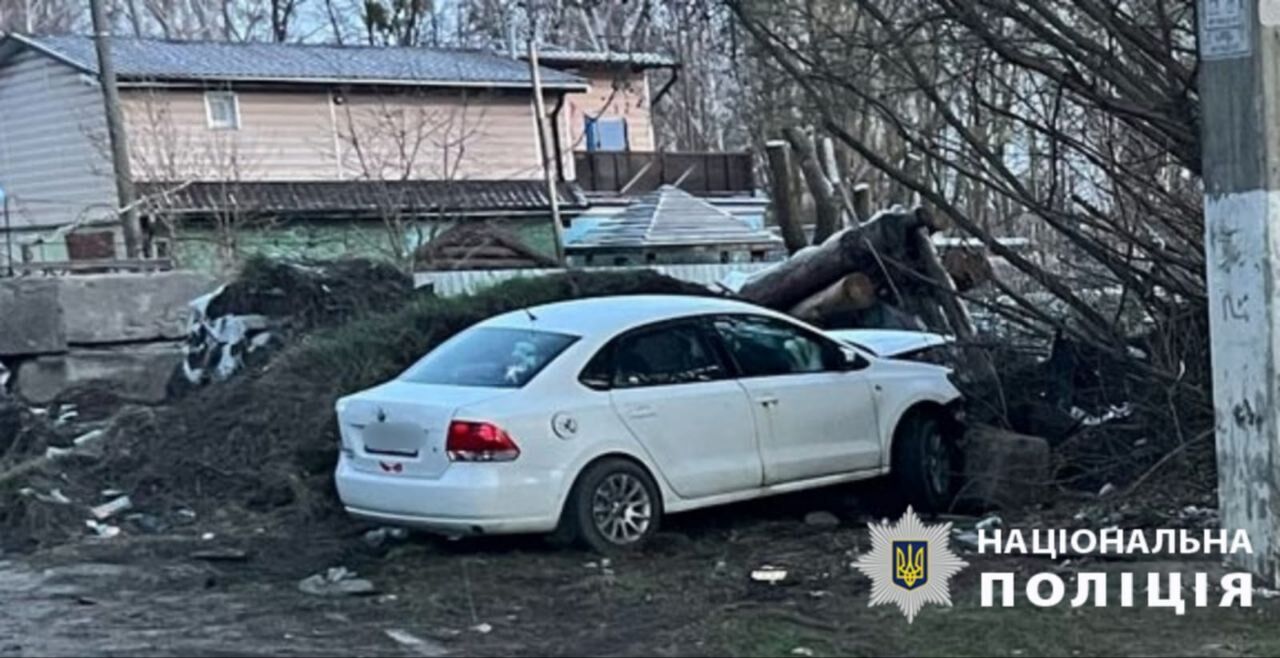 Под Киевом легковушка на скорости влетела в бетонные блоки: есть пострадавшие. Подробности и фото
