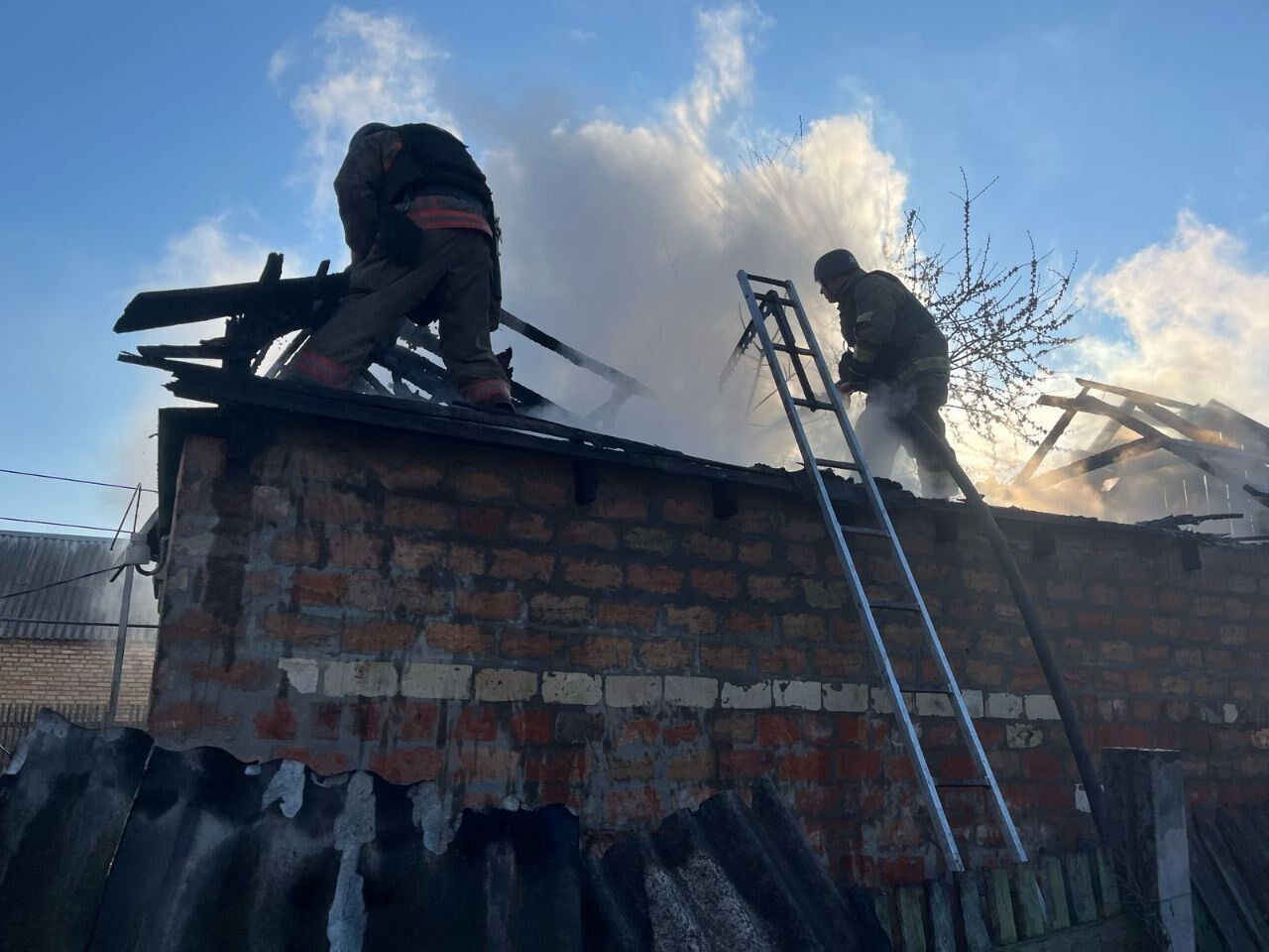 Оккупанты ударили по Никополю, пострадали 13 человек: среди раненых – подросток. Фото