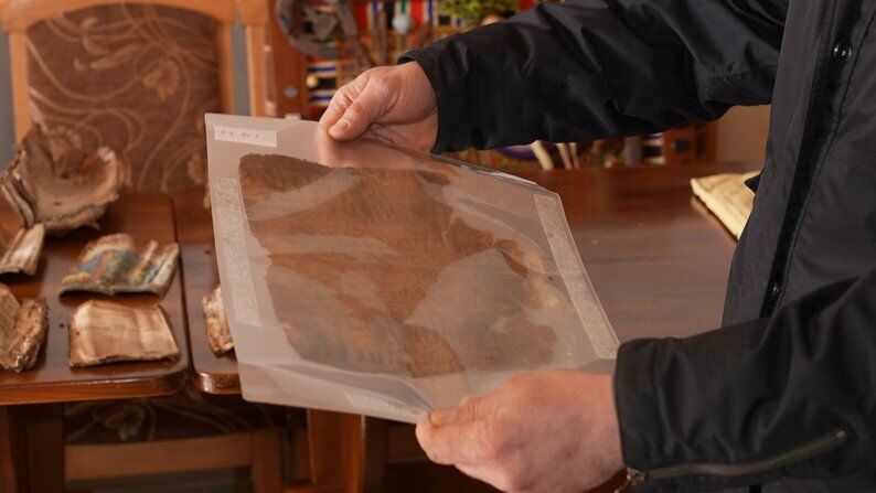 Пролежав 80 років під землею: в лісі на Прикарпатті знайшли бідон з документами ОУН. Фото
