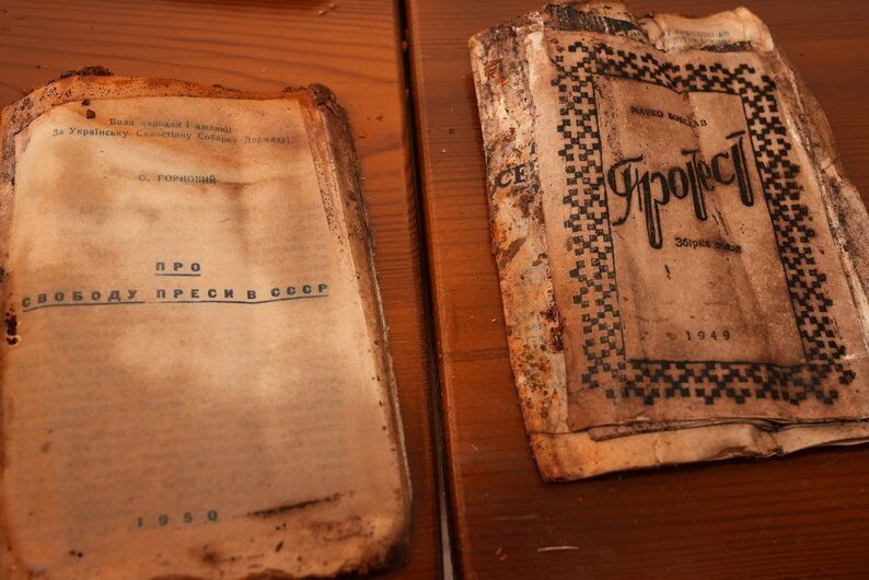 Пролежав 80 років під землею: в лісі на Прикарпатті знайшли бідон з документами ОУН. Фото
