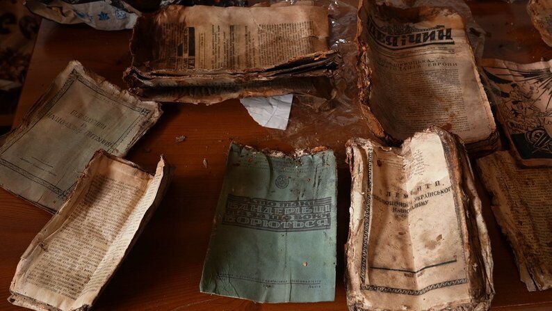 Пролежав 80 років під землею: в лісі на Прикарпатті знайшли бідон з документами ОУН. Фото

