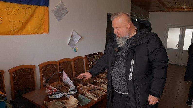 Пролежав 80 років під землею: в лісі на Прикарпатті знайшли бідон з документами ОУН. Фото
