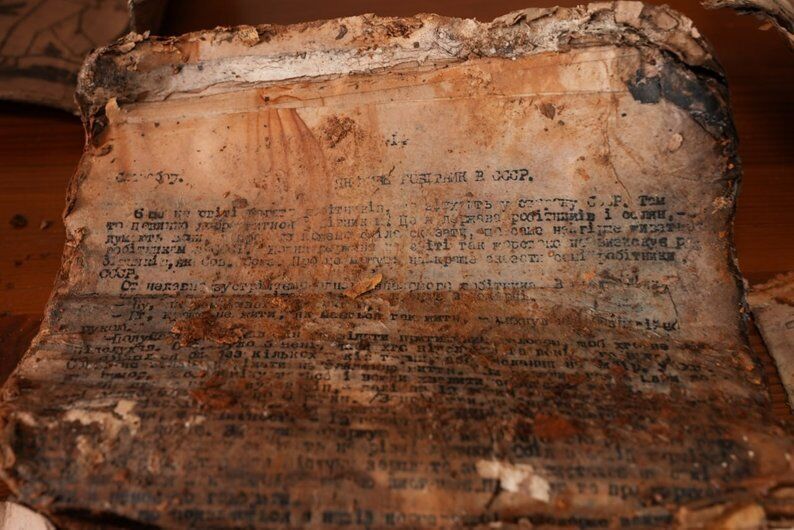 Пролежав 80 років під землею: в лісі на Прикарпатті знайшли бідон з документами ОУН. Фото
