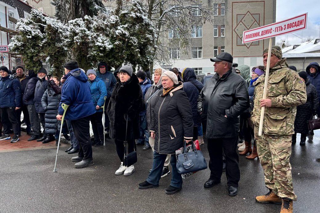 На Житомирщине гендиректора больницы бросили в мусорный бак: в чем причина