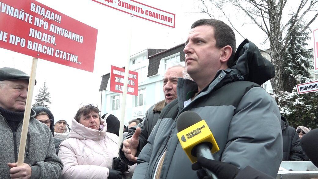 На Житомирщине гендиректора больницы бросили в мусорный бак: в чем причина