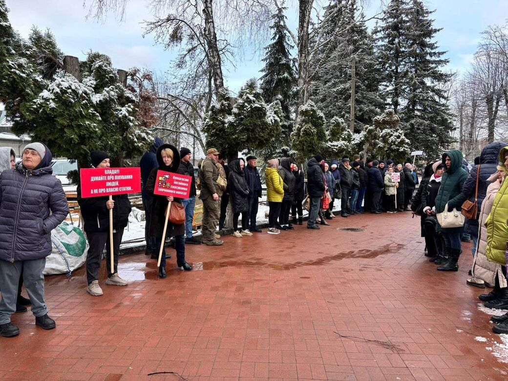 На Житомирщине гендиректора больницы бросили в мусорный бак: в чем причина