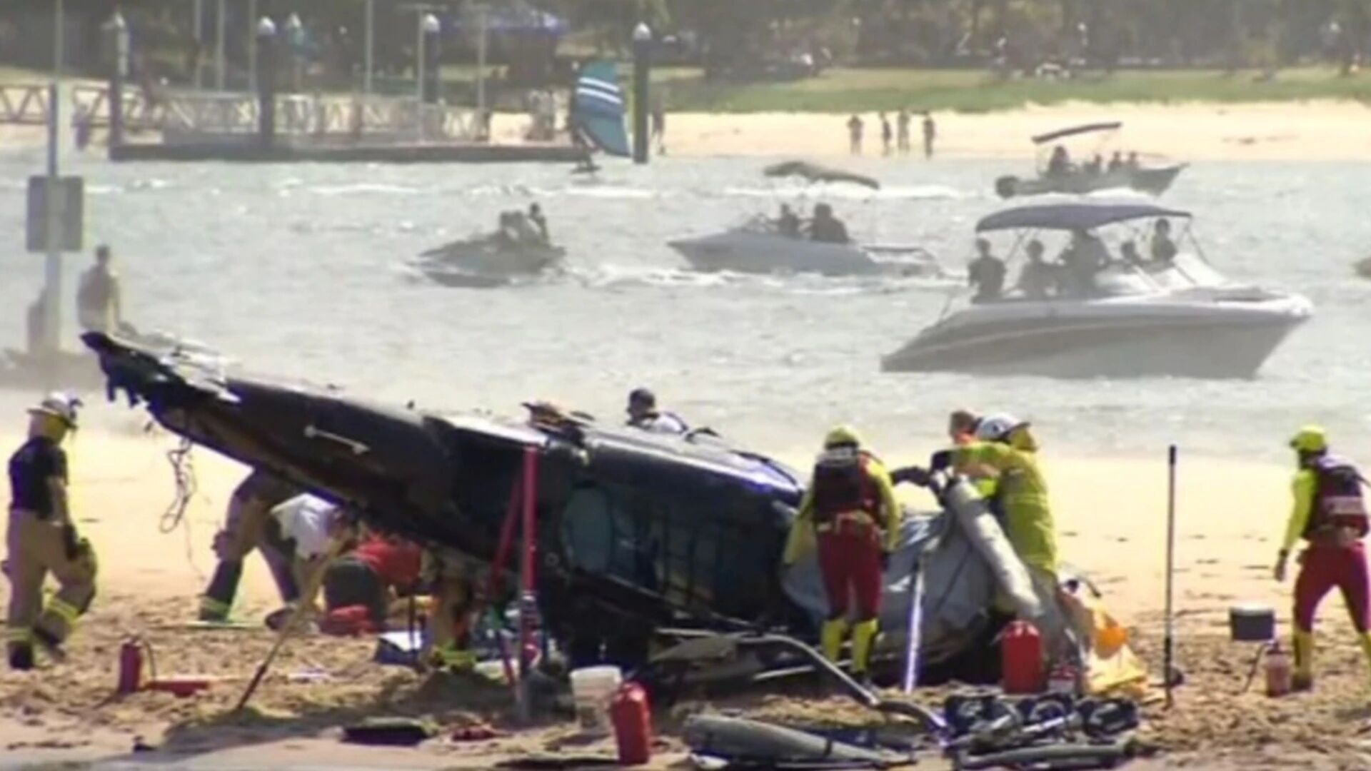 В Нью-Йорке вертолет упал в Гудзон: среди жертв – топ-менеджер Siemens, его жена и трое детей. Фото и видео