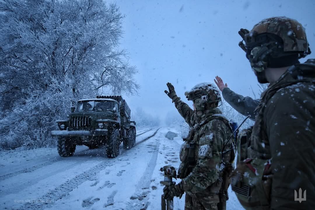 Україну присипало снігом у квітні, водії скаржаться на ожеледицю: фото і відео погодного "апокаліпсису"
