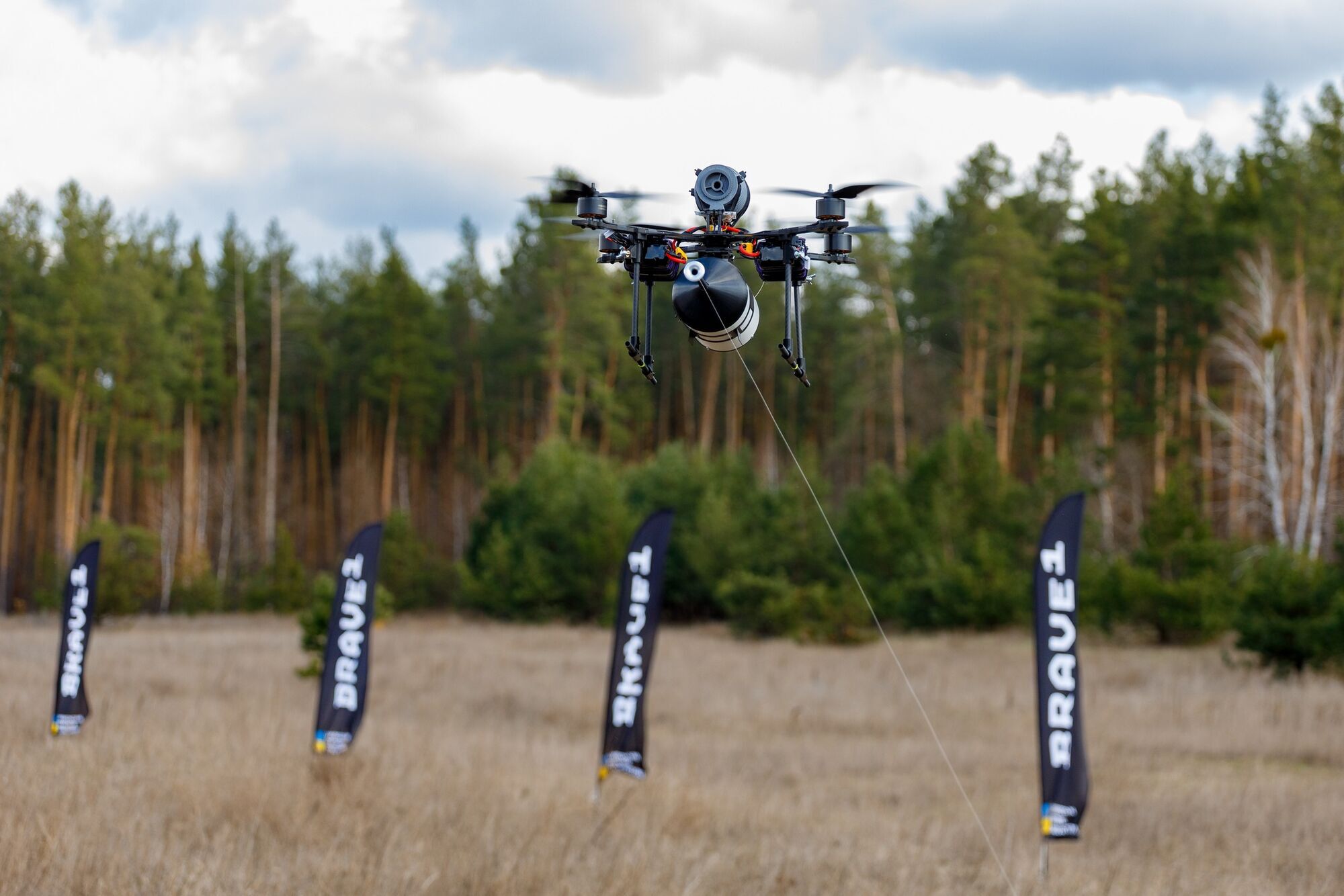 Первые в Украине испытания FPV-дронов на оптоволокне с дальностью более 20 км.