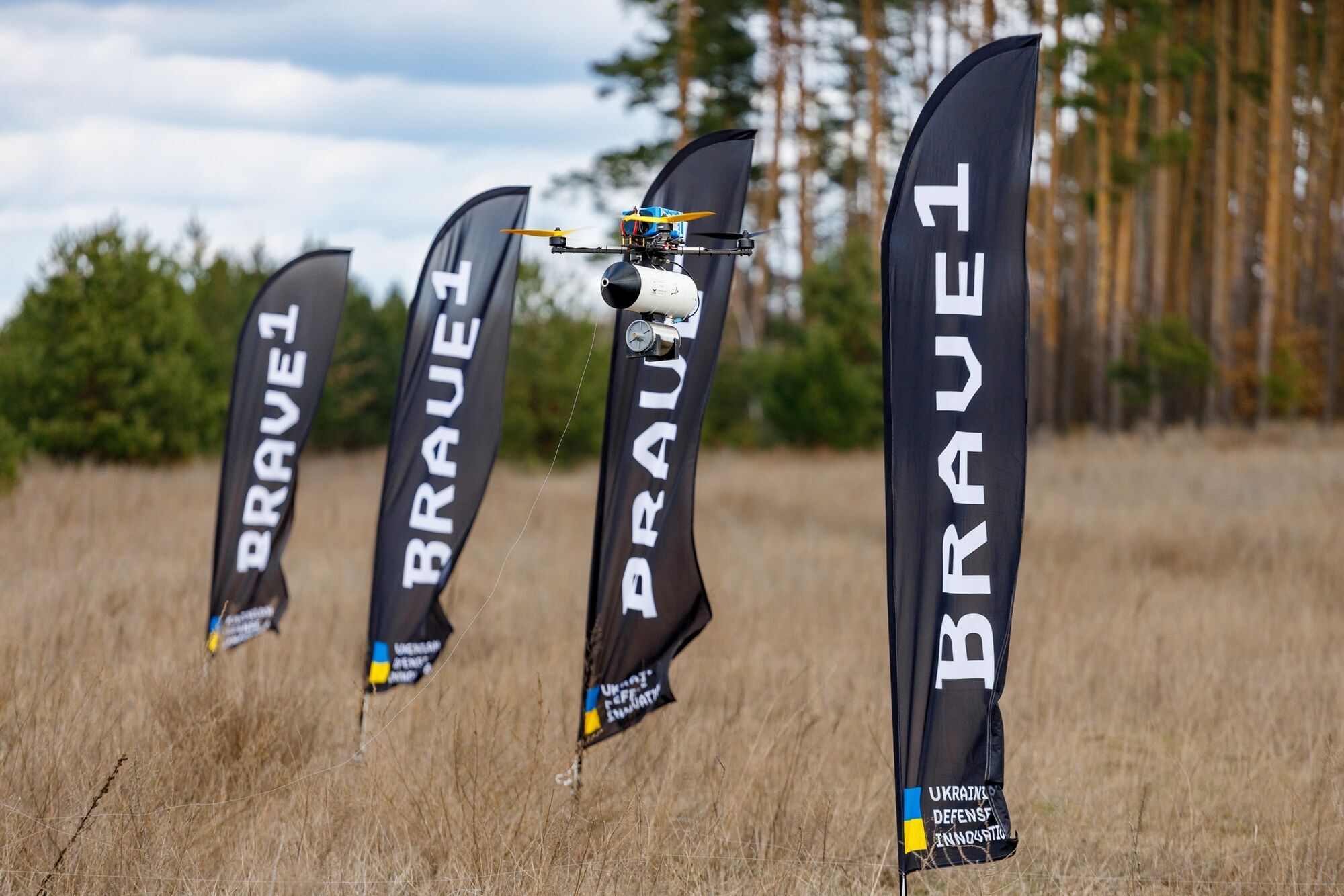 Первые в Украине испытания FPV-дронов на оптоволокне с дальностью более 20 км.