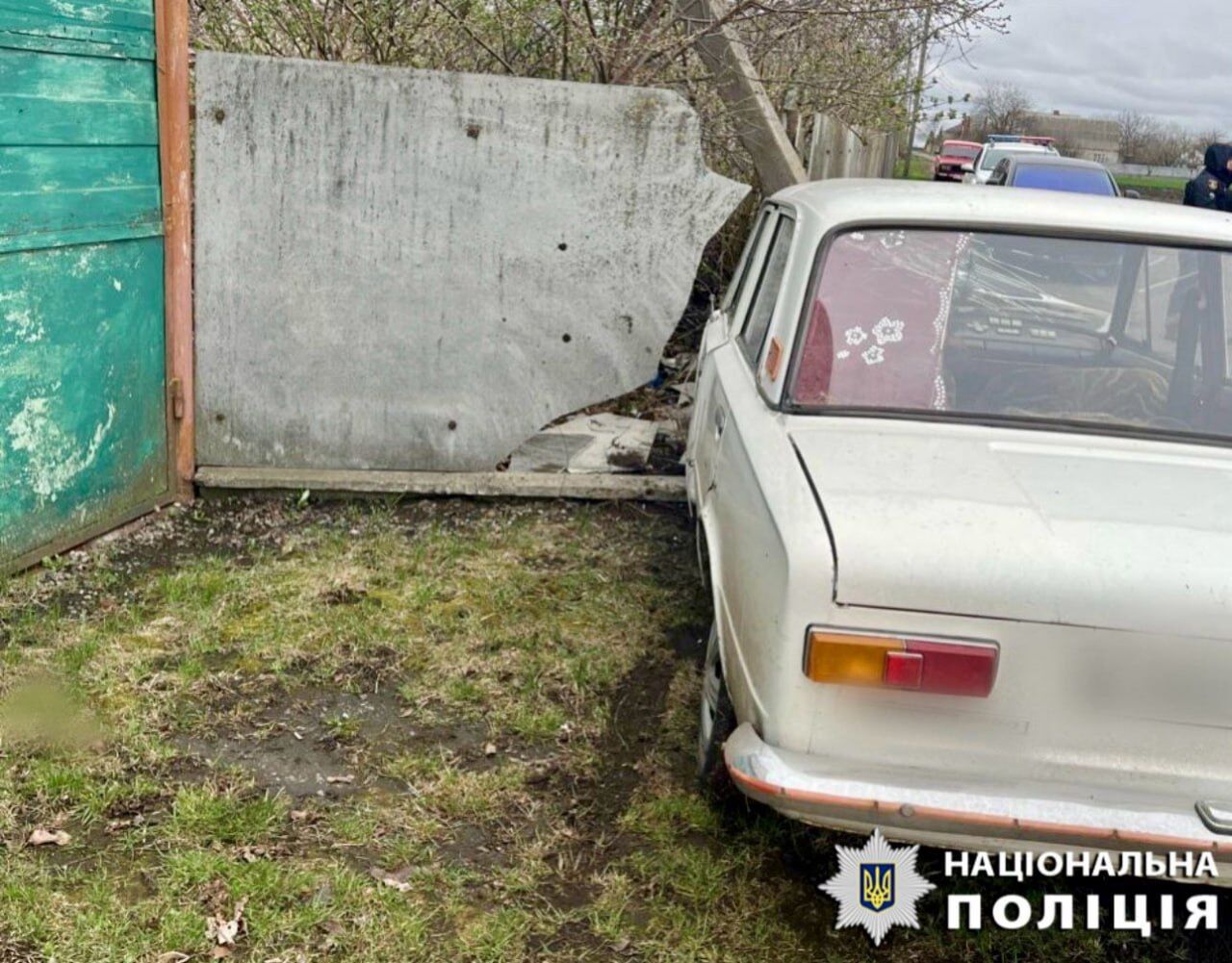 На Киевщине парень угнал авто из гаража и протаранил на нем электроопору. Подробности и фото