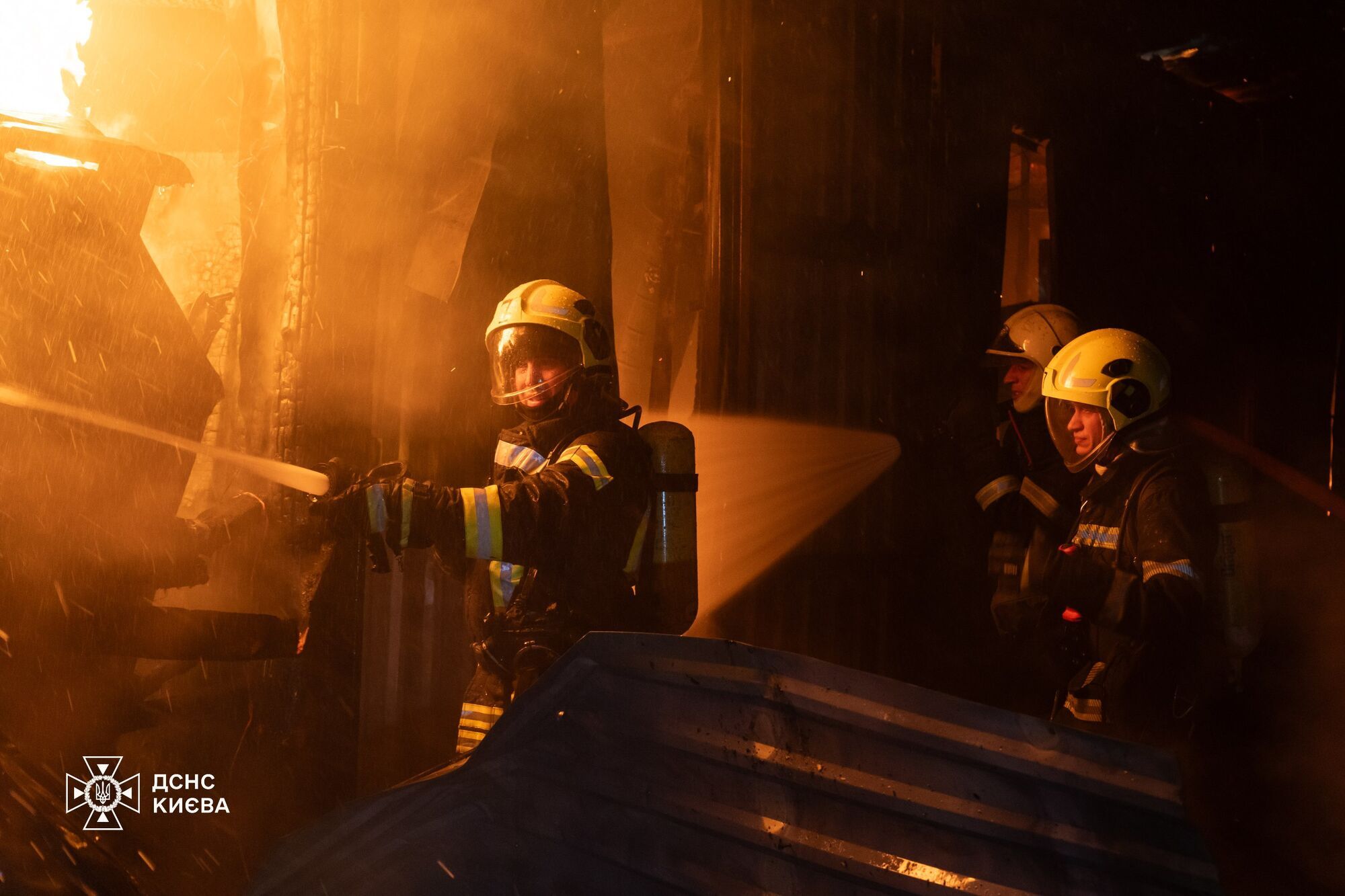 В Киеве спасатели шесть часов тушили масштабный пожар на Оболони. Подробности, фото и видео