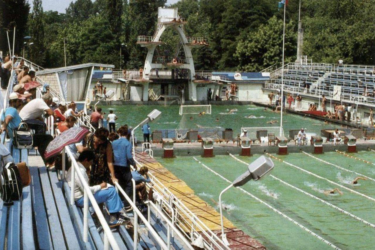 Работал даже зимой: история исчезнувшего открытого бассейна у стадиона "Динамо" в Киеве. Уникальные фото