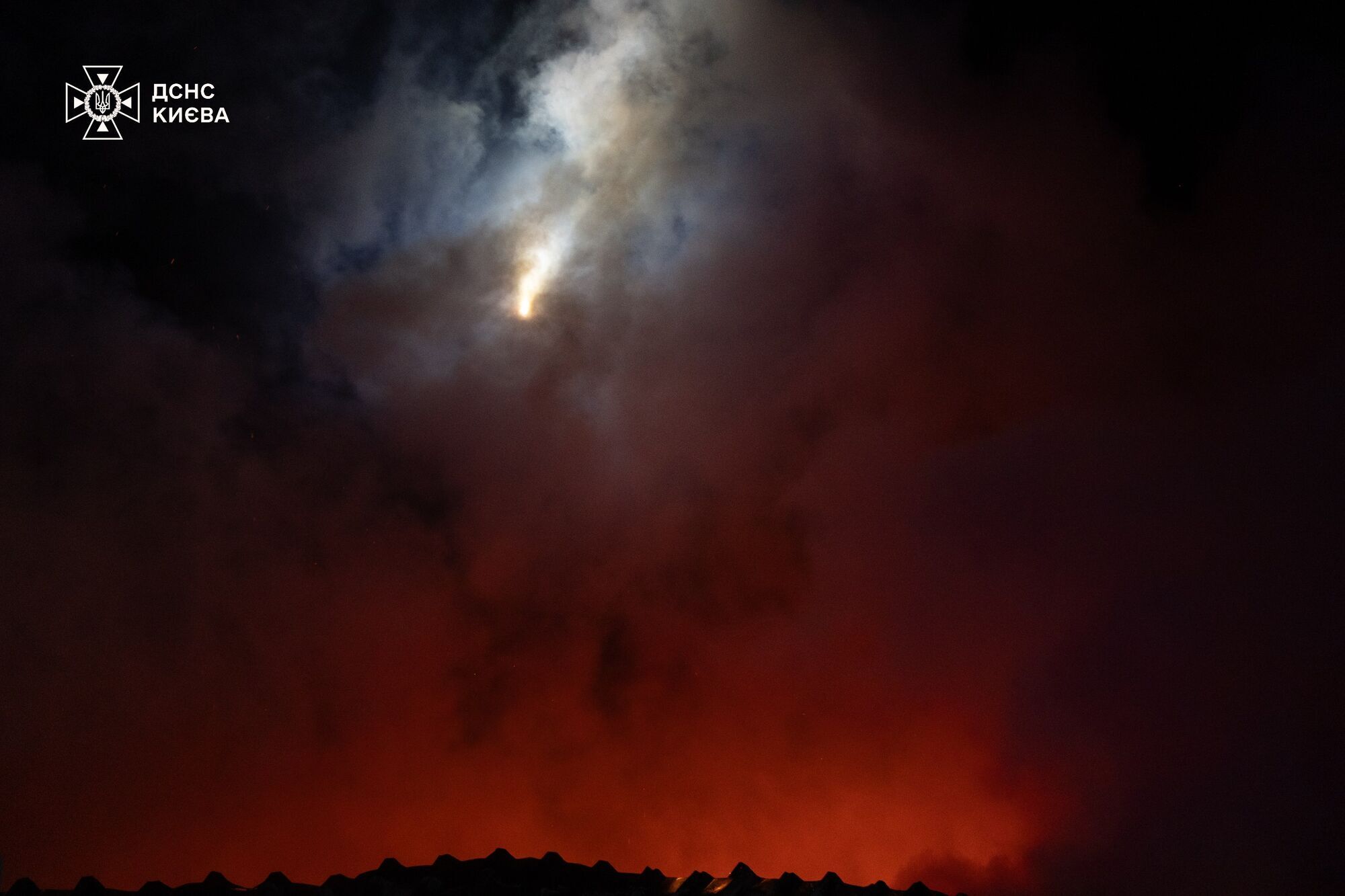 В Киеве спасатели шесть часов тушили масштабный пожар на Оболони. Подробности, фото и видео