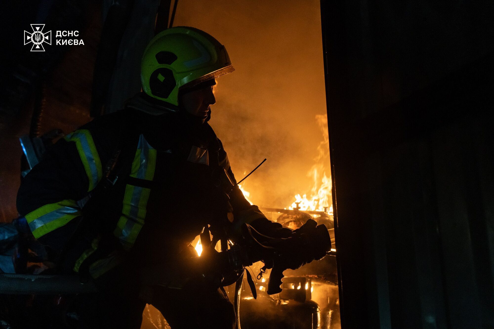 В Киеве спасатели шесть часов тушили масштабный пожар на Оболони. Подробности, фото и видео