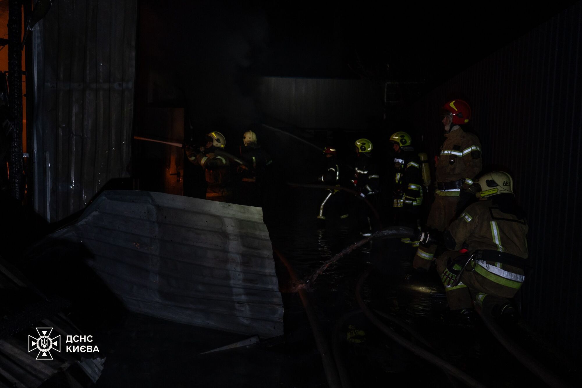 В Киеве спасатели шесть часов тушили масштабный пожар на Оболони. Подробности, фото и видео