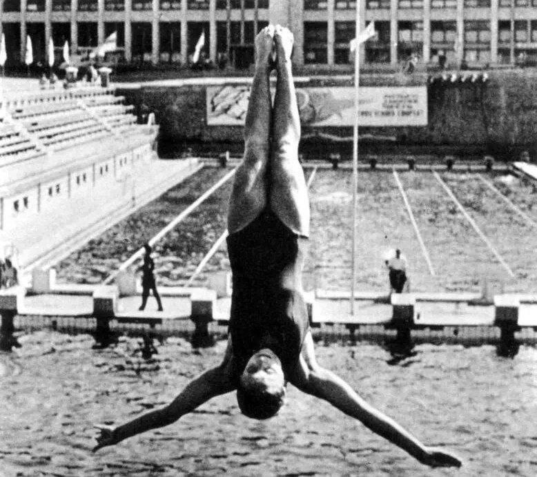 Работал даже зимой: история исчезнувшего открытого бассейна у стадиона "Динамо" в Киеве. Уникальные фото