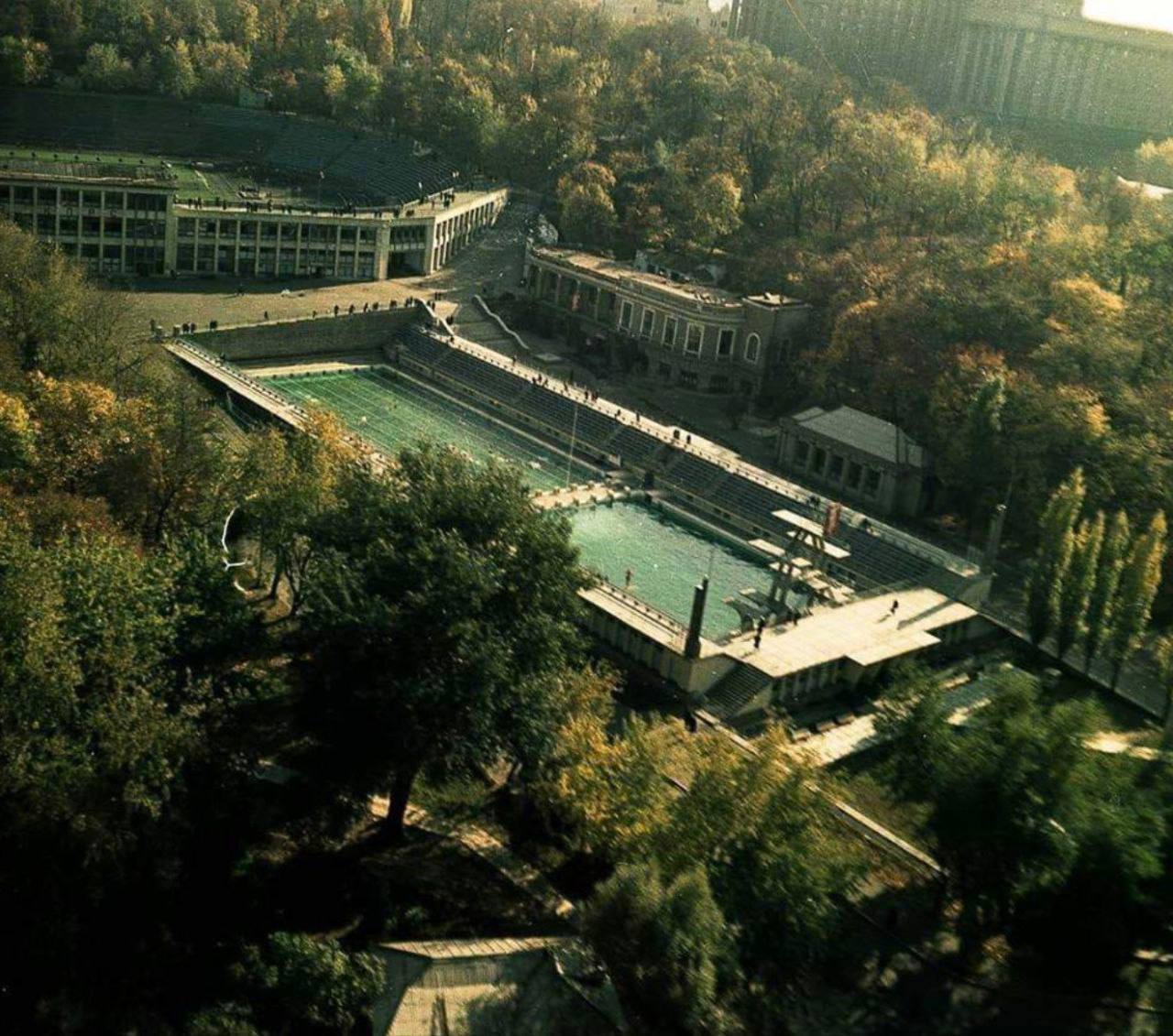 Работал даже зимой: история исчезнувшего открытого бассейна у стадиона "Динамо" в Киеве. Уникальные фото