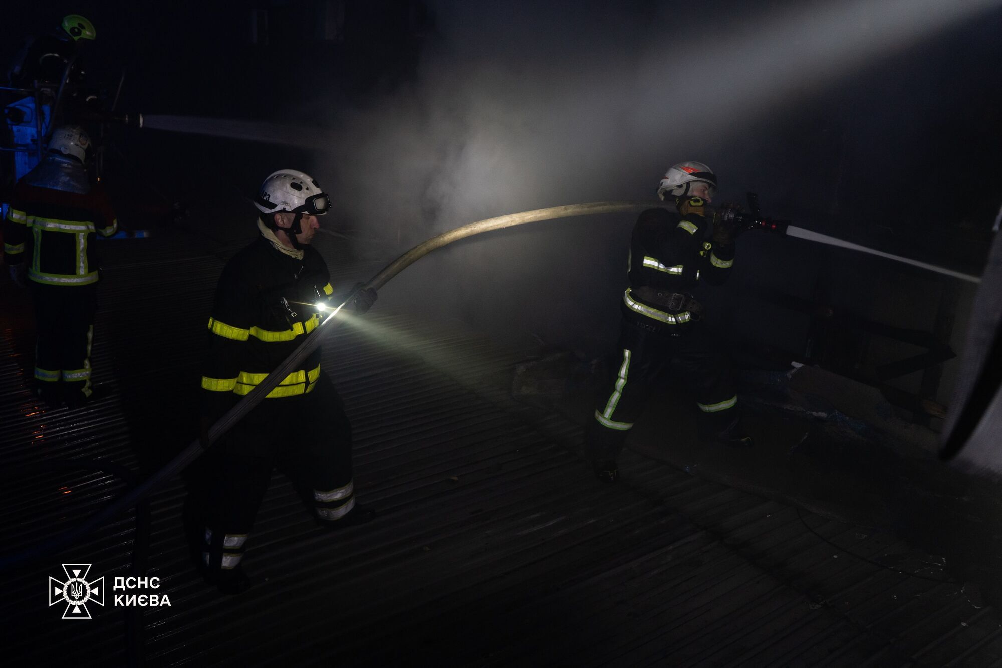 В Киеве спасатели шесть часов тушили масштабный пожар на Оболони. Подробности, фото и видео