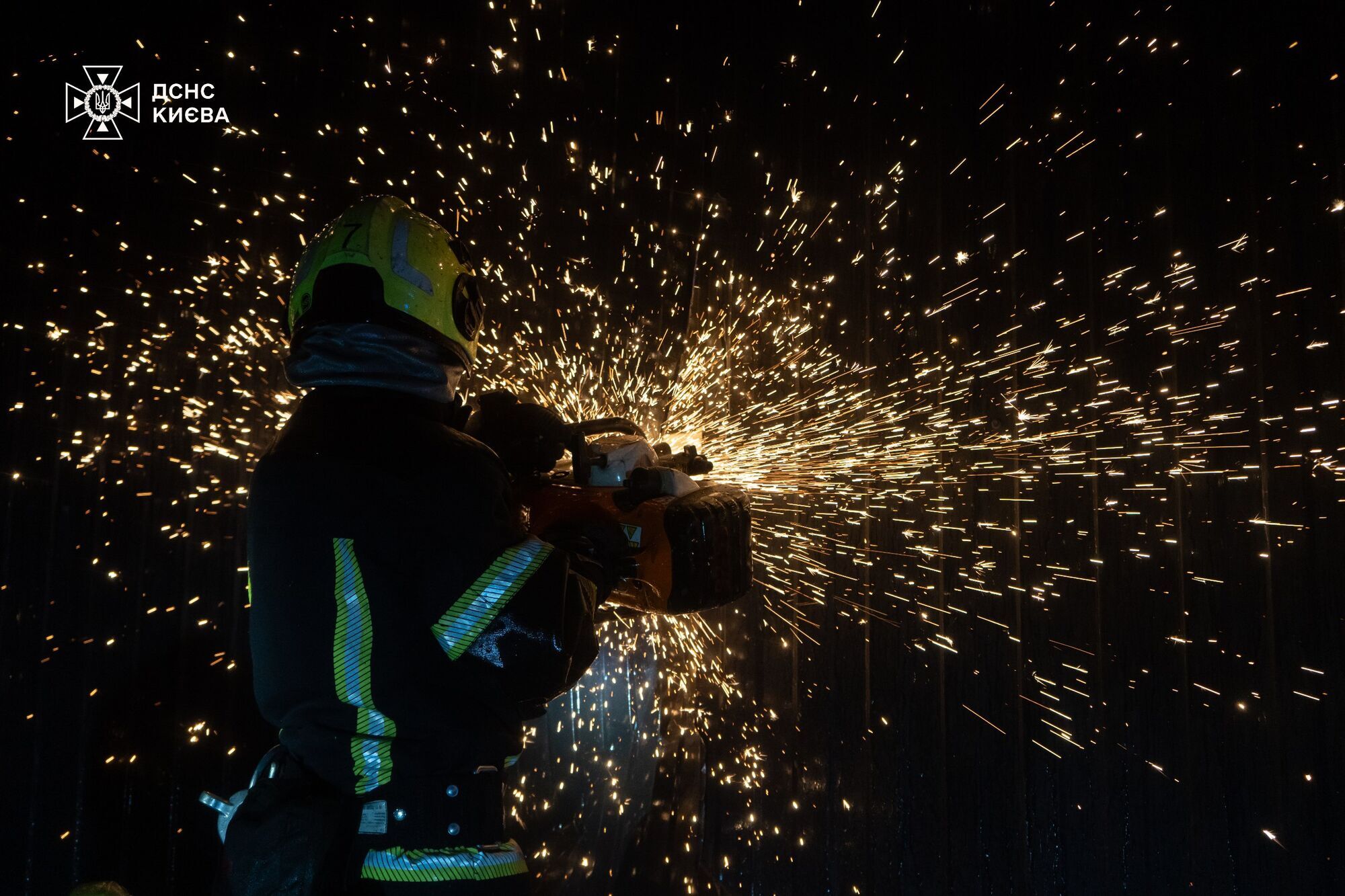 В Киеве спасатели шесть часов тушили масштабный пожар на Оболони. Подробности, фото и видео