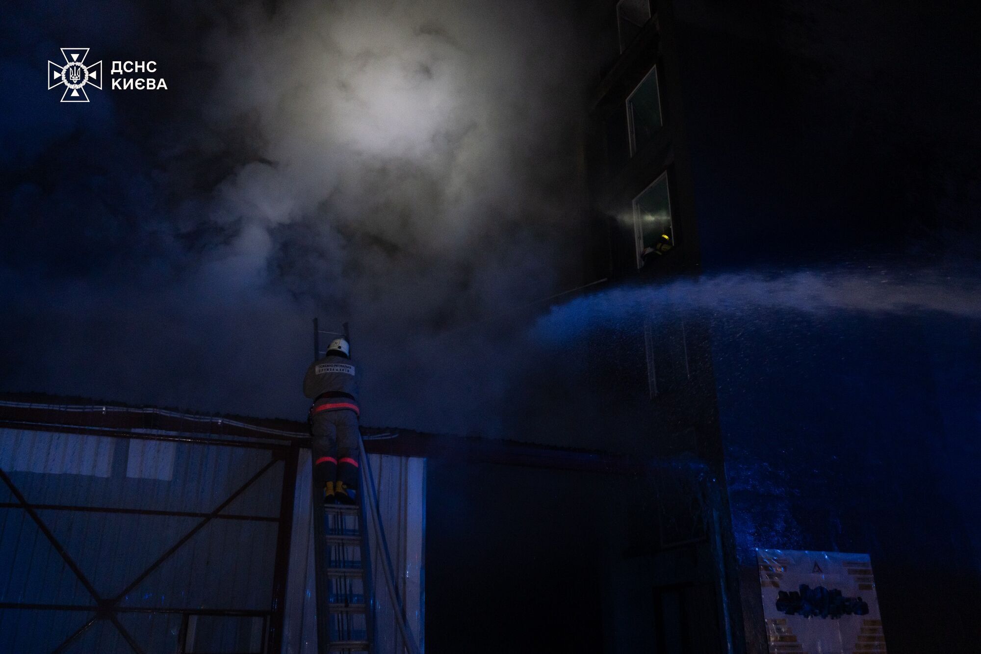 В Киеве спасатели шесть часов тушили масштабный пожар на Оболони. Подробности, фото и видео