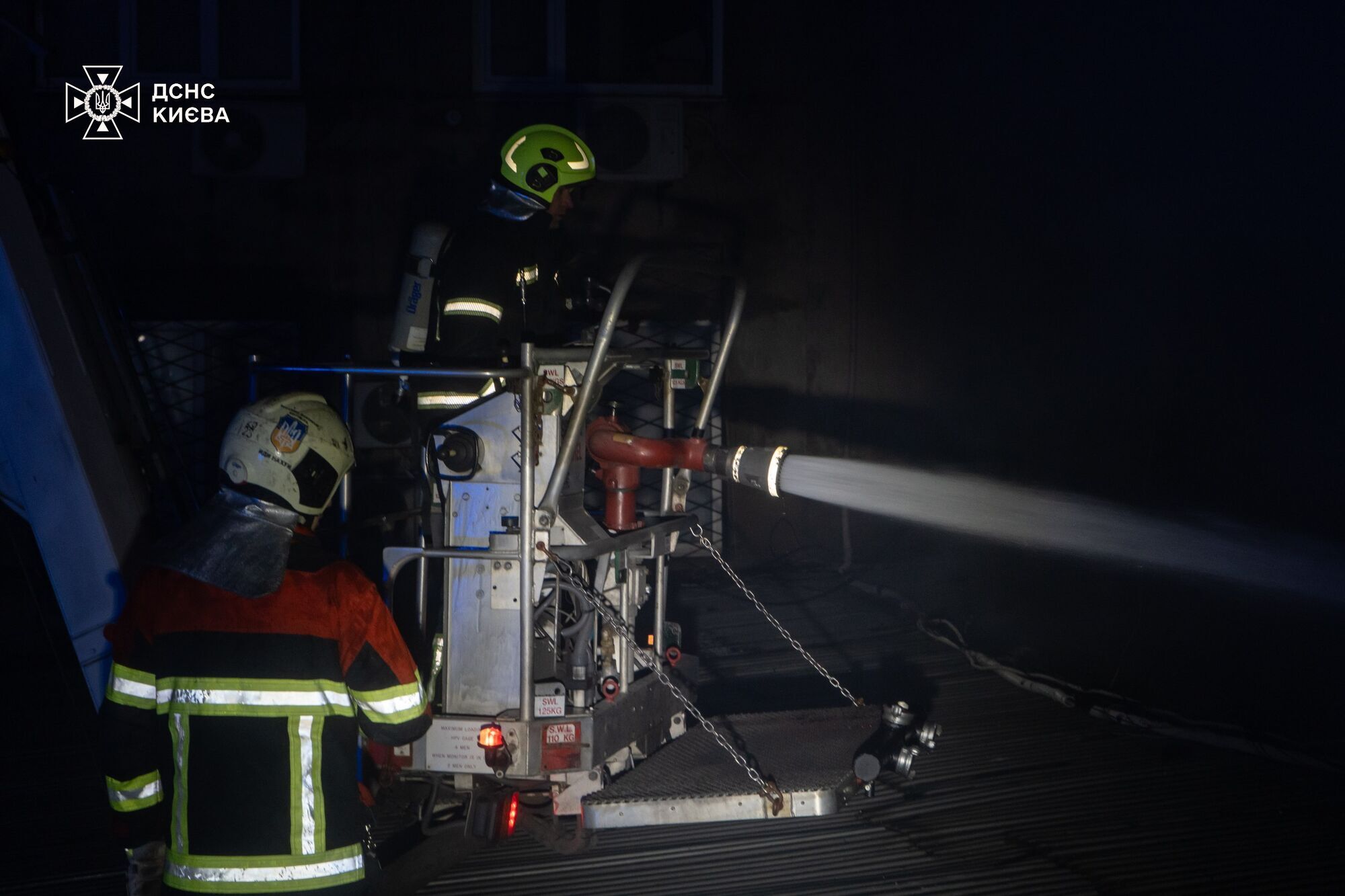 В Киеве спасатели шесть часов тушили масштабный пожар на Оболони. Подробности, фото и видео