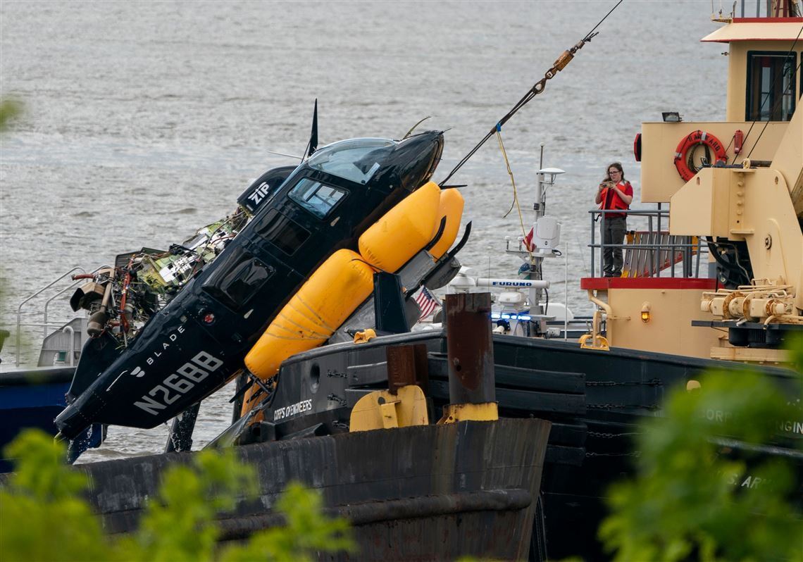 В Нью-Йорке вертолет упал в Гудзон: среди жертв – топ-менеджер Siemens, его жена и трое детей. Фото и видео