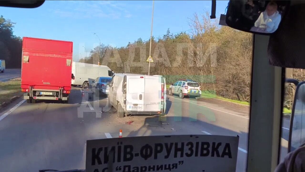 Під Києвом сталась масштабна ДТП, утворився затор. Подробиці та відео